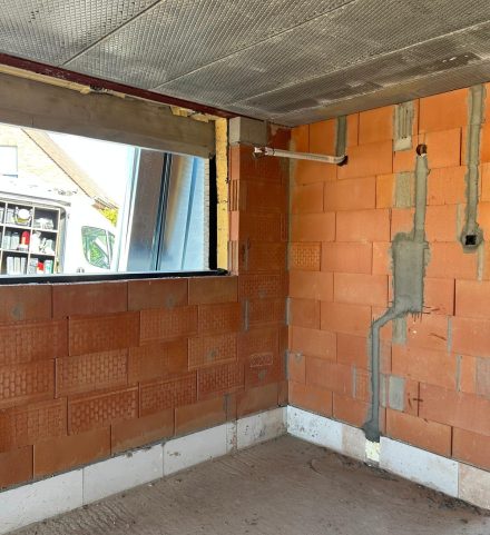 Nieuwbouwwoning in aanbouw na goedgekeurde bouwvergunning in Vlaanderen