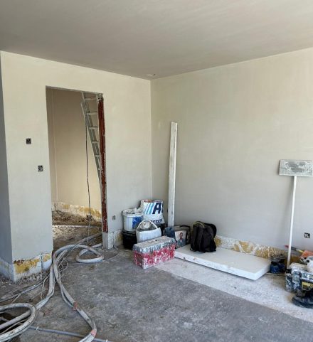 Binnenafwerking van een nieuwbouwwoning met pleisterwerken en voorbereidende technieken