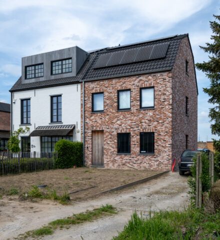 Nieuw gebouwde halfopen woning met landelijke uitstraling, bakstenen gevel en zonnepanelen