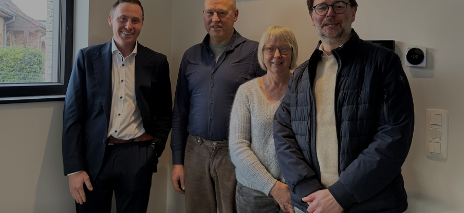 Groepsfoto met klanten in hun nieuwe opgeleverde nieuwbouwwoning