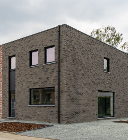 Compacte nieuwbouwwoning met strak ontwerp, vaak budgetvriendelijk door eenvoudige architectuur
